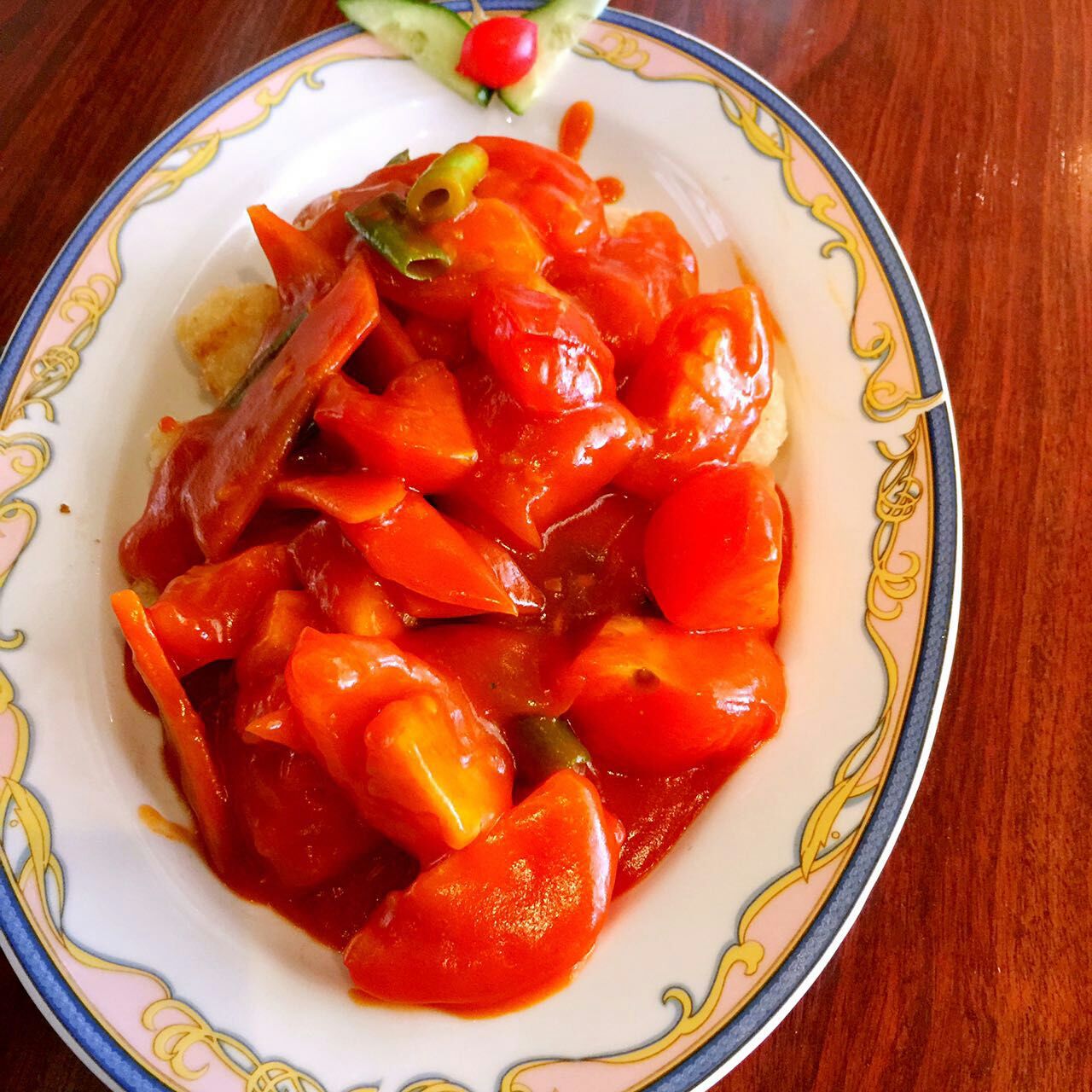 kip met tomaten in tomaten saus